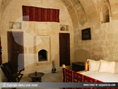 Schlafzimmer mit offenem Kamin in der Suite Şırahane - ASMALI CAVE HOUSE Romantik und Höhlenhotel in der Kappadokien, der Insider Tip für Ihren Urlaub in der Türkei