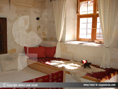 Schlafzimmer mit offenem Kamin und gemütlicher Leseecke der Suite Şırahane - ASMALI CAVE HOUSE Romantik und Höhlenhotel in Kappadokien, der Insider Tip für Ihren Urlaub in der Türkei