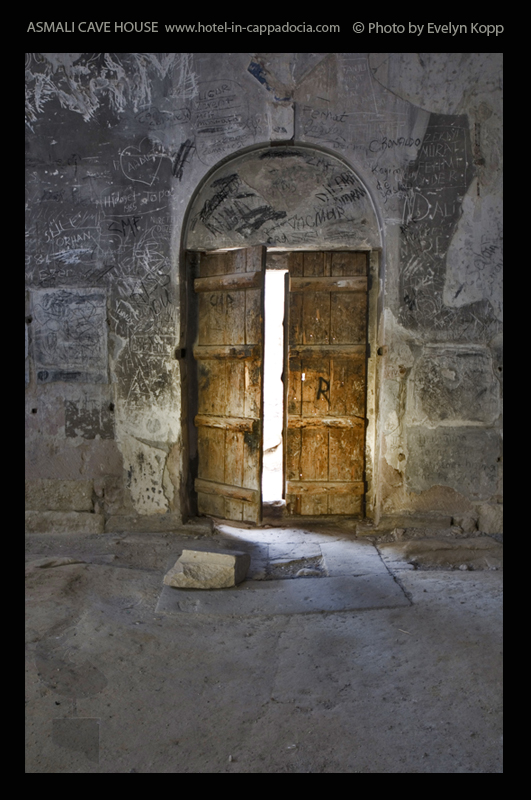 Foto | Steinkirche Kappadokien | Timio Stavrus Kilise | Marodes