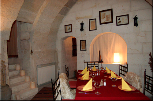 Dinner Table im Wohnraum der Suite Asmalı Odalar - ASMALI ODALAR Romantik und Höhlen Hotel in Kappadokien, der Insider Tip für Ihren Urlaub in der Türkei