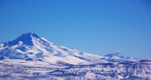 Foto: Argeus Residenz der Götter. Berg Erciyes in Kappadokien, im Herzen der Türkei