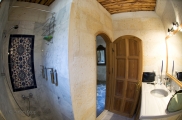 Foto (Fisheye): Badezimmer der Suite Asmali Odalar - Kleines Höhlenhotel in Kappadokien, Türkei