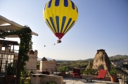Foto: Heissluftballon über der Terasse der Suite Asmali Odalar - Kleines Höhlenhotel in Kappadokien, Türkei